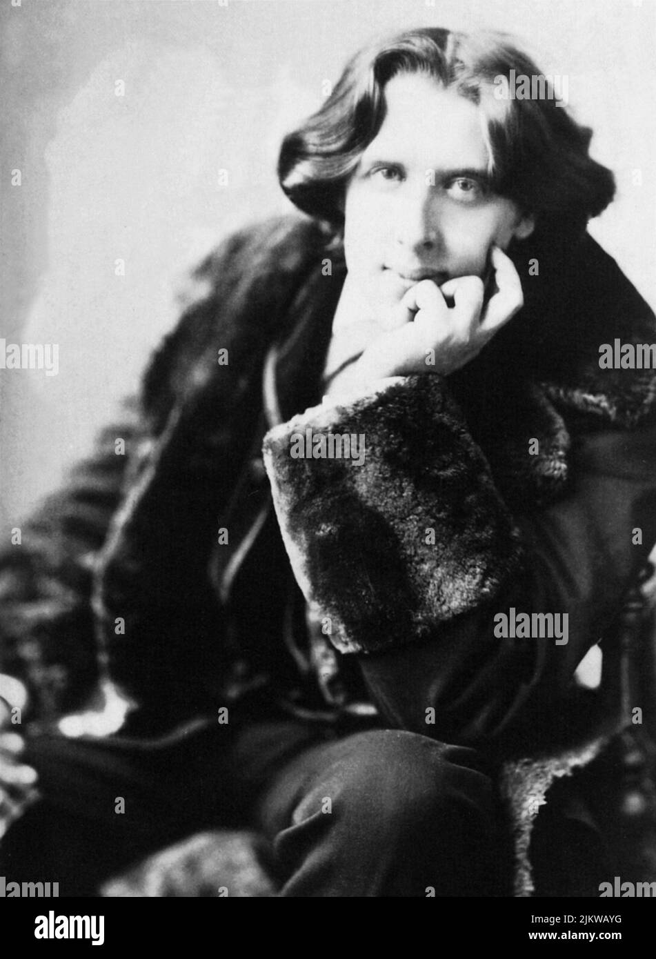 1882 , New York , USA   : The irish writer and dramatist OSCAR WILDE ( 1854 - 1900 ) , photo by Napoleon Sarony  - SCRITTORE - LETTERATURA - LITERATURE - POET - POETA - POESIA - DRAMMATURGO - playwriter - play-writer - TEATRO - THEATER - THEATRE  - POETRY  - DANDY - GAY - HOMOSEXUALITY - HOMOSEXUAL - omosessuale - omosessualità - pelliccia - fur  ----  Archivio GBB Stock Photo