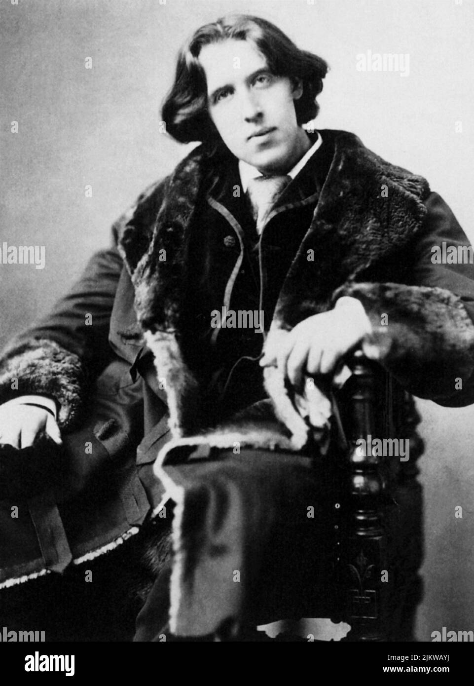 1882 , New York , USA   : The irish writer and dramatist OSCAR WILDE ( 1854 - 1900 ) , photo by Napoleon Sarony  - SCRITTORE - LETTERATURA - LITERATURE - POET - POETA - POESIA - DRAMMATURGO - playwriter - play-writer - TEATRO - THEATER - THEATRE  - POETRY  - DANDY - GAY - HOMOSEXUALITY - HOMOSEXUAL - omosessuale - omosessualità - pelliccia - fur  ----  Archivio GBB Stock Photo