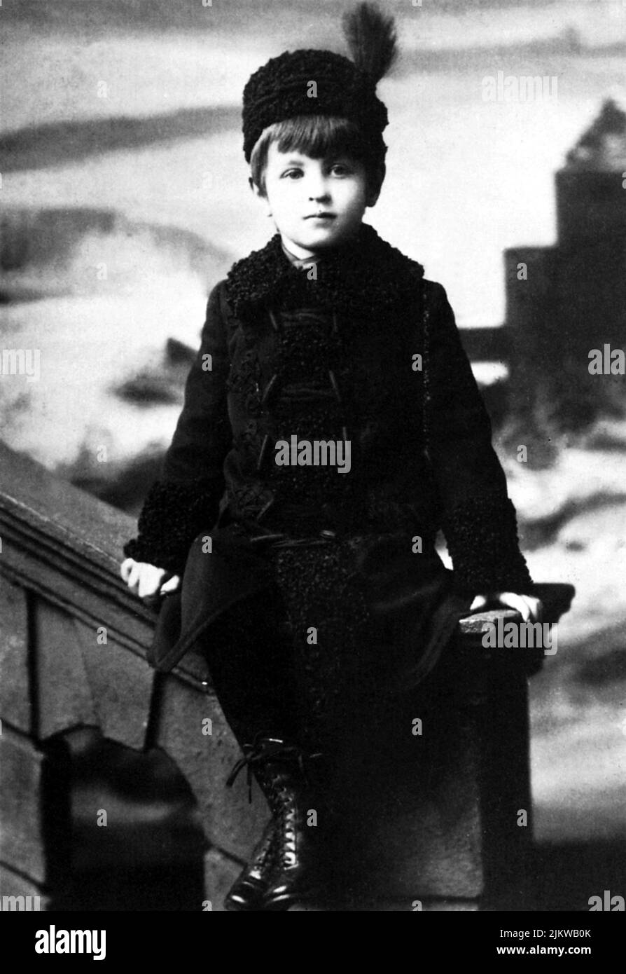 1891  : VYVYAN WILDE , aged five , one of two sons of  the celebrated irish writer and dramatist OSCAR WILDE ( 1854 - 1900 )  - SCRITTORE - LETTERATURA - LITERATURE - POET - POETA - POESIA - DRAMMATURGO - playwriter - play-writer - TEATRO - THEATER - THEATRE  - POETRY   - GAY - HOMOSEXUALITY - HOMOSEXUAL - omosessuale - omosessualità   - bambino - bambini - child - children   ----  Archivio GBB Stock Photo
