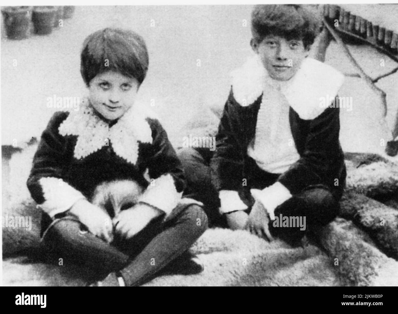 1891 ca. : CYRIL ( aged six )  and  VYVYAN  ( aged five ) WILDE , the two sons of  the celebrated irish writer and dramatist OSCAR WILDE ( 1854 - 1900 )  - SCRITTORE - LETTERATURA - LITERATURE - POET - POETA - POESIA - DRAMMATURGO - playwriter - play-writer - TEATRO - THEATER - THEATRE  - POETRY   - GAY - HOMOSEXUALITY - HOMOSEXUAL - omosessuale - omosessualità   - bambino - bambini - child - children - fratelli - brothers   ----  Archivio GBB Stock Photo