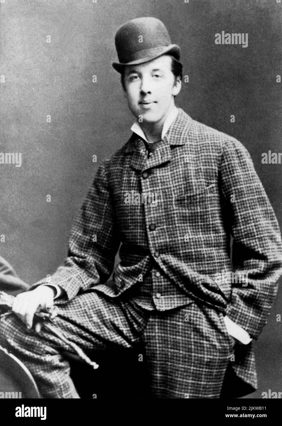1876 , april , Oxford , England   : The celebrated irish writer and dramatist OSCAR WILDE ( 1854 - 1900 )  - SCRITTORE - LETTERATURA - LITERATURE - POET - POETA - POESIA - DRAMMATURGO - playwriter - play-writer - TEATRO - THEATER - THEATRE  - POETRY  - GAY - HOMOSEXUAL - HOMOSEXUALITY - omosessuale - omosessualità  - derby hat - cappello - bombetta  ----  Archivio GBB Stock Photo