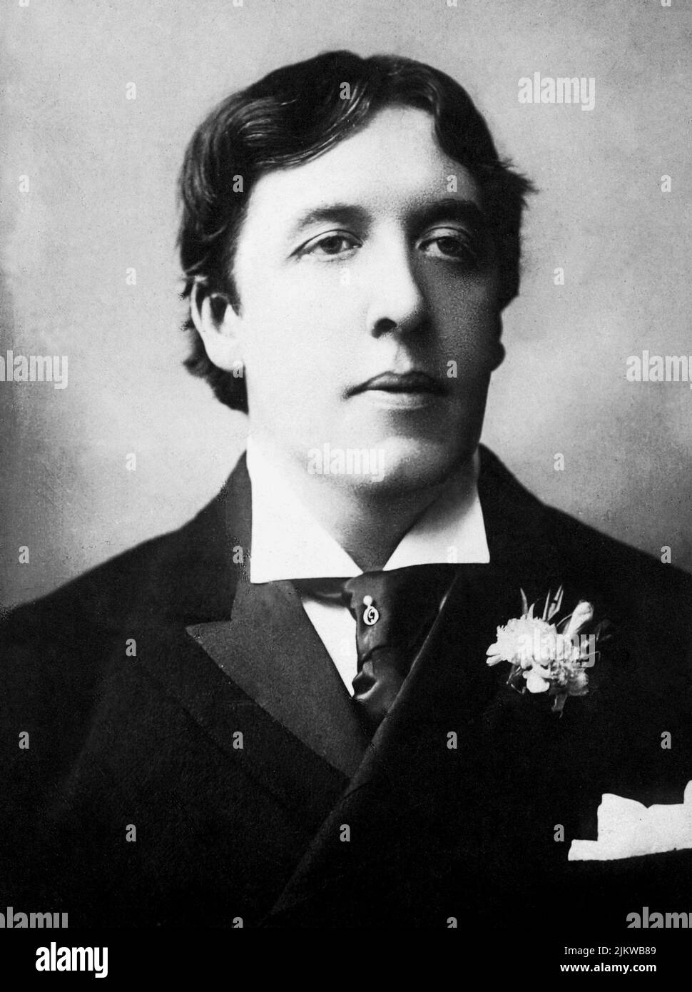1892  : The  celebrated irish writer and dramatist OSCAR WILDE ( 1854 - 1900 ).   - SCRITTORE - LETTERATURA - LITERATURE - POET - POETA - POESIA - DRAMMATURGO - playwriter - play-writer - TEATRO - THEATER - THEATRE  - POETRY  - GAY - HOMOSEXUAL - HOMOSEXUALITY - omosessuale - omosessualità  - portrait - ritratto - green carnation - garofano verde  - tie - cravatta - collar - colletto - pin - fermacravatta ----  Archivio GBB Stock Photo