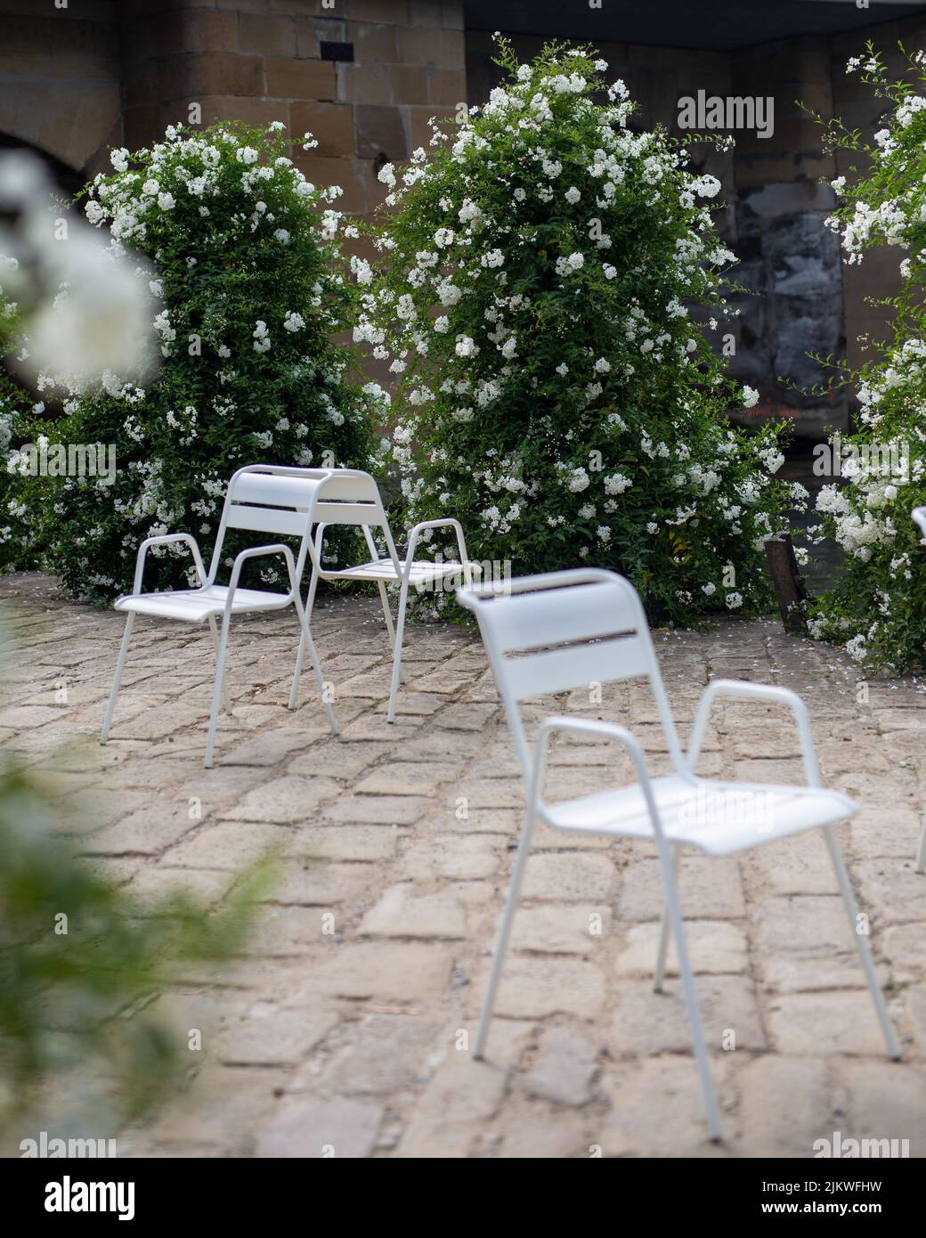 Empty white chairs hi-res stock photography and images - Alamy