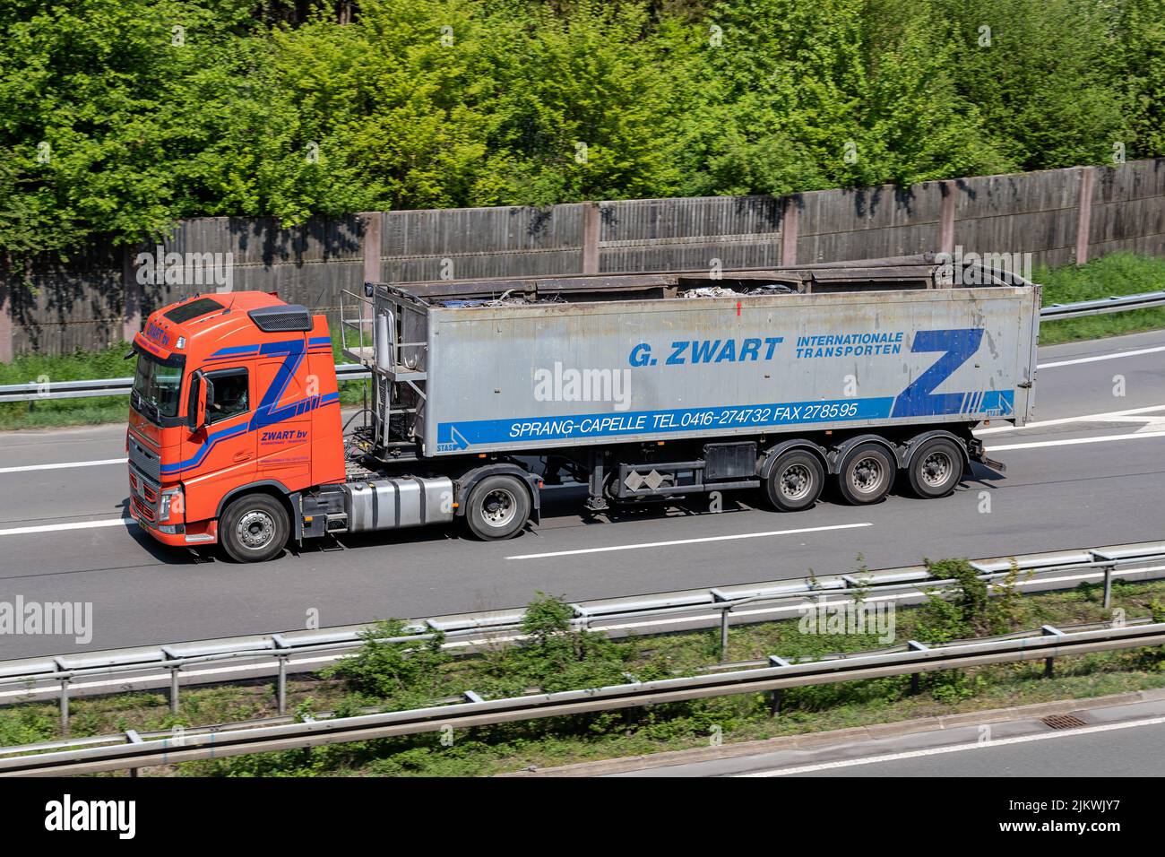 Zwart Volvo FH truck with bulk trailer on motorway Stock Photo
