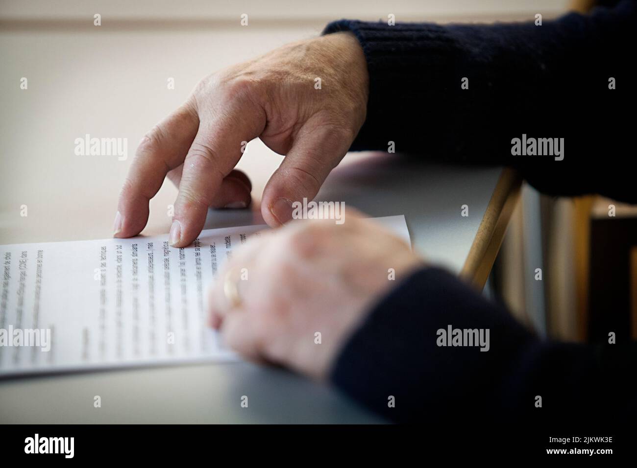 Day center for Parkinson's patients without severe cognitive impairment: speech therapy session for speech, voice, swallowing. Stock Photo