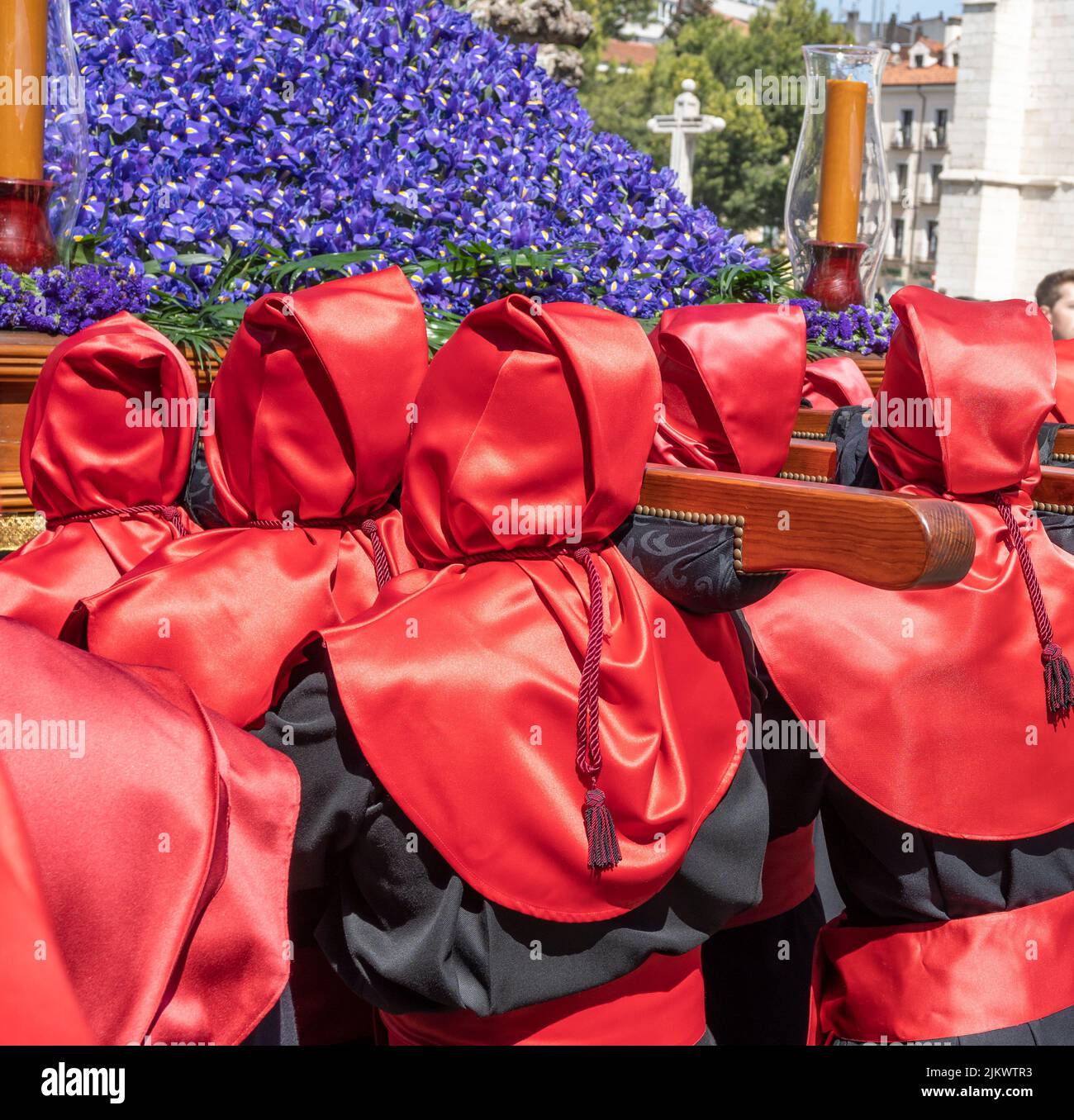 Semana santa Valladolid, detalle capuchas rojas de la hermandad universitaria del Cristo de la luz durante el jueves santo Stock Photo