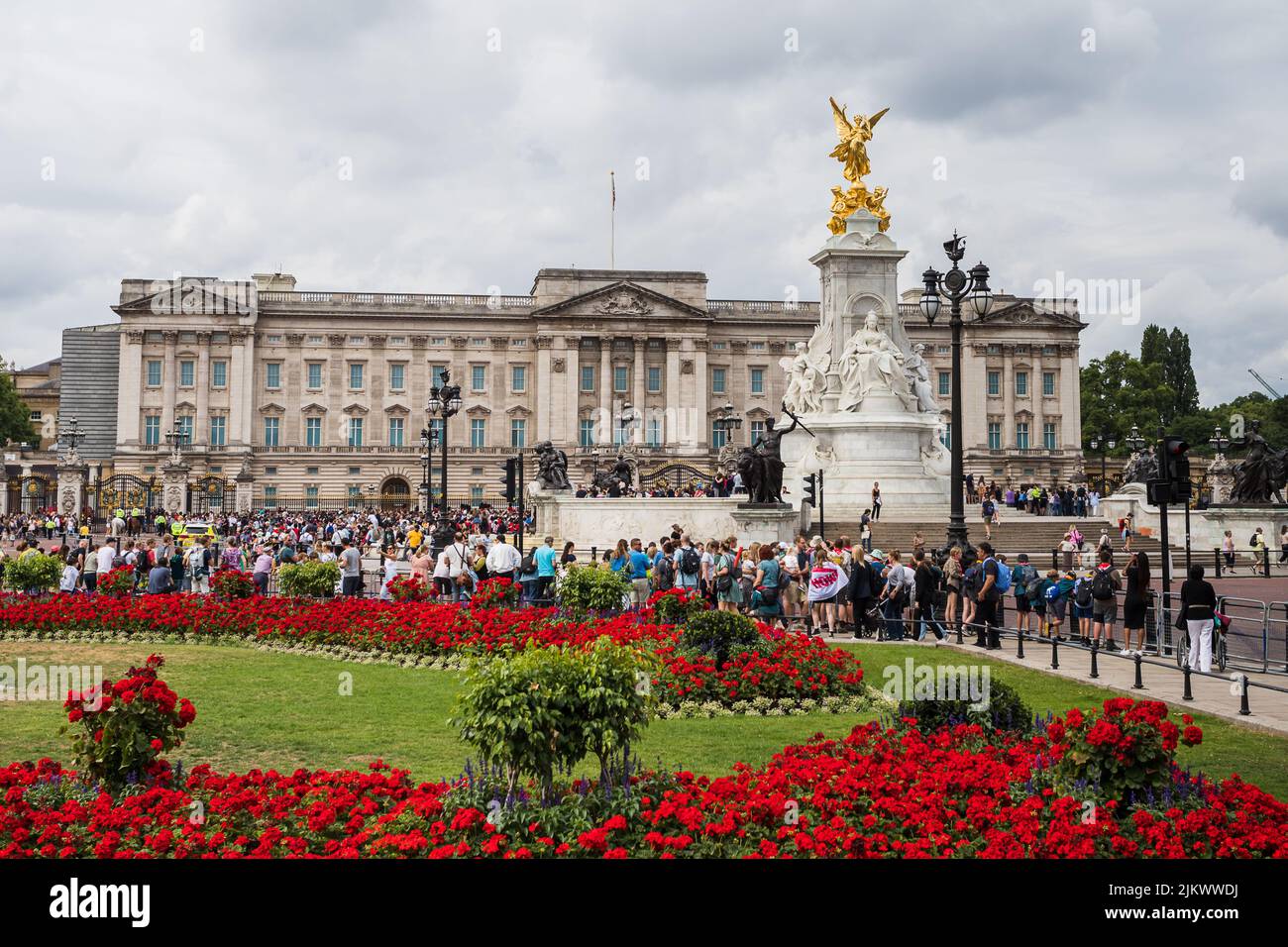 Flowers in bloom around the outside of Buckingham Palace in London seen in July 2022 as tourists gather to watch the Changing of the Guard cememony. Stock Photo