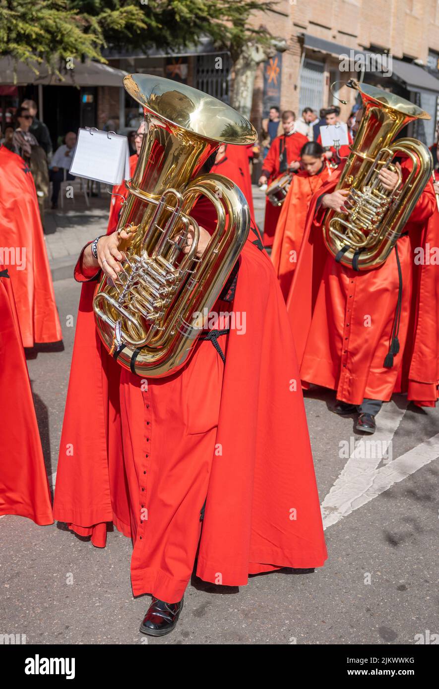 Semana santa Valladolid, músicos con instrumento de viento tuba desfilando durante procesión de jueves santo Stock Photo