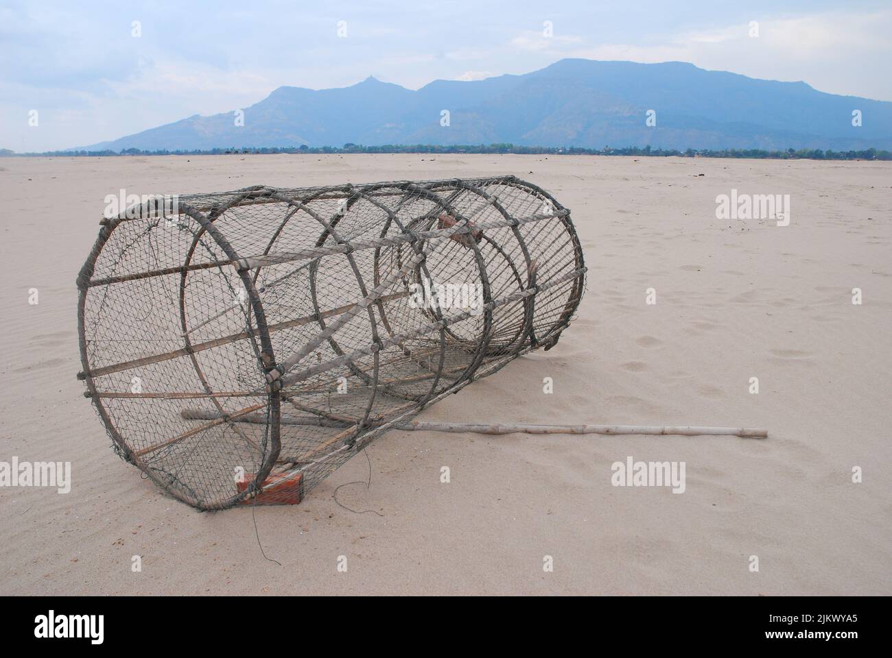 bamboo fishing net asia Bamboo net hi-res stock photography and images