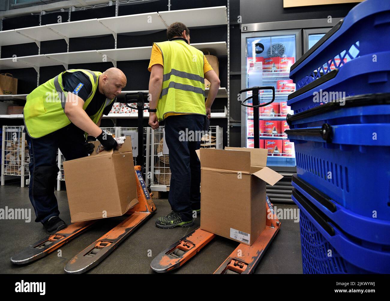 Ikea pick up hires stock photography and images Alamy