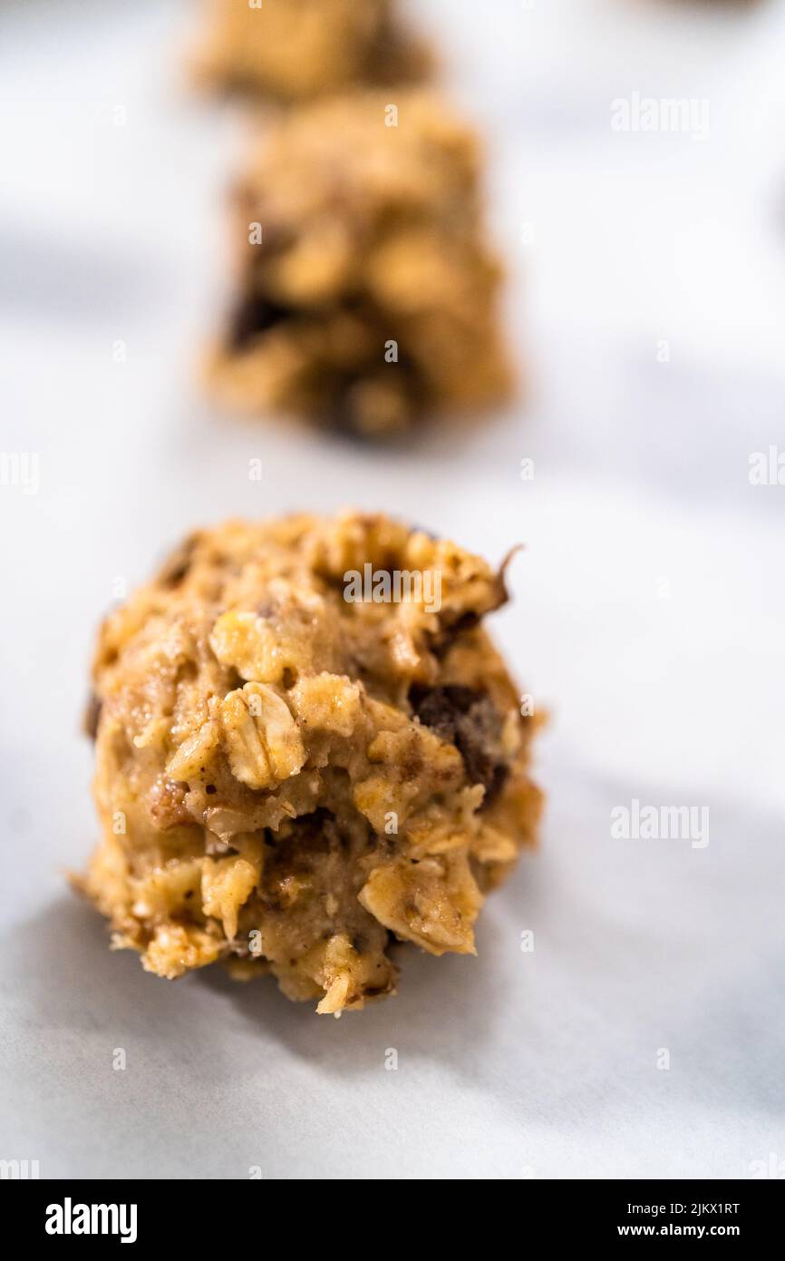 https://c8.alamy.com/comp/2JKX1RT/soft-oatmeal-raisin-walnut-cookies-2JKX1RT.jpg