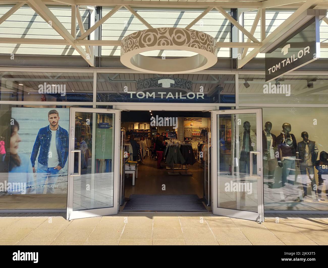 Shopping tailor hi-res stock photography and images - Alamy