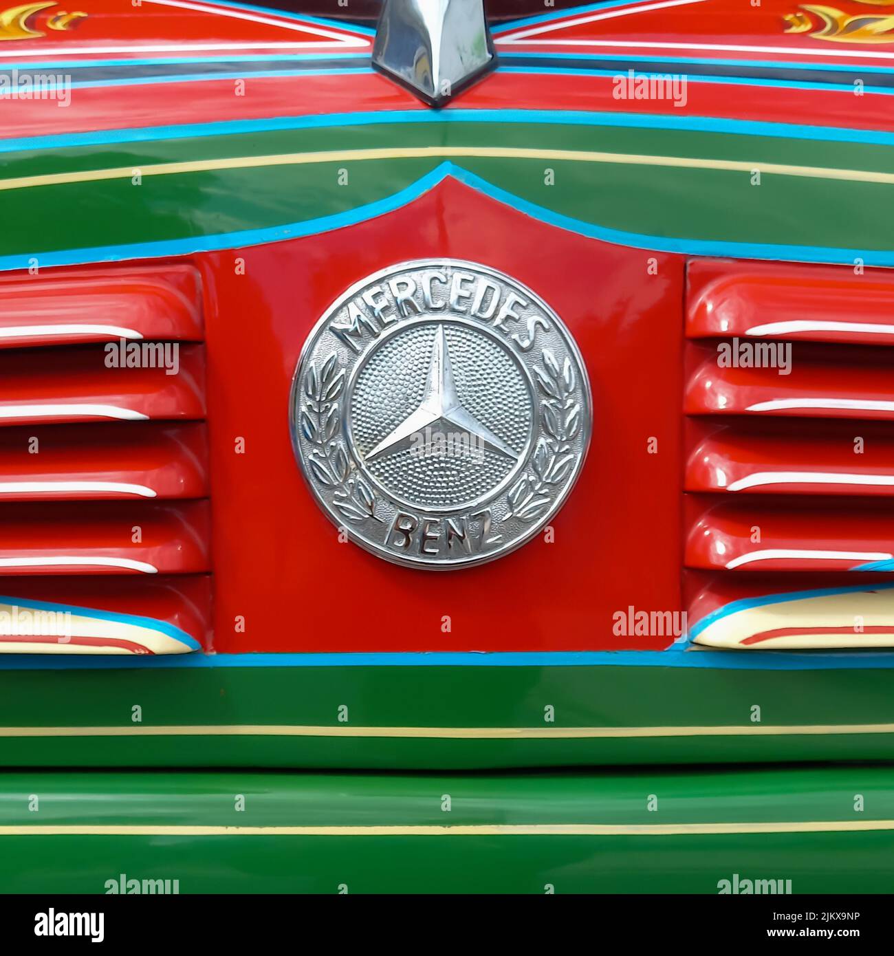 Mercedes badge old hi-res stock photography and images - Alamy