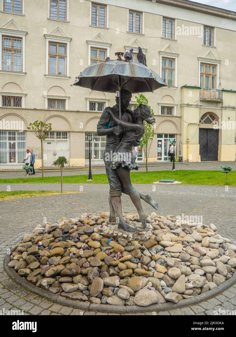 Loving couple in the rain Stock Photo - Alamy