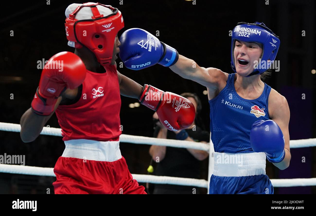 England's Savannah Alfia Stubley (blue) during her win over Nigeria's Yetunde Egunjobi during the Women’s Over 48kg-50kg (Light Fly) - Quarter-Final 3 at The NEC on day six of the 2022 Commonwealth Games in Birmingham. Picture date: Wednesday August 3, 2022. Stock Photo