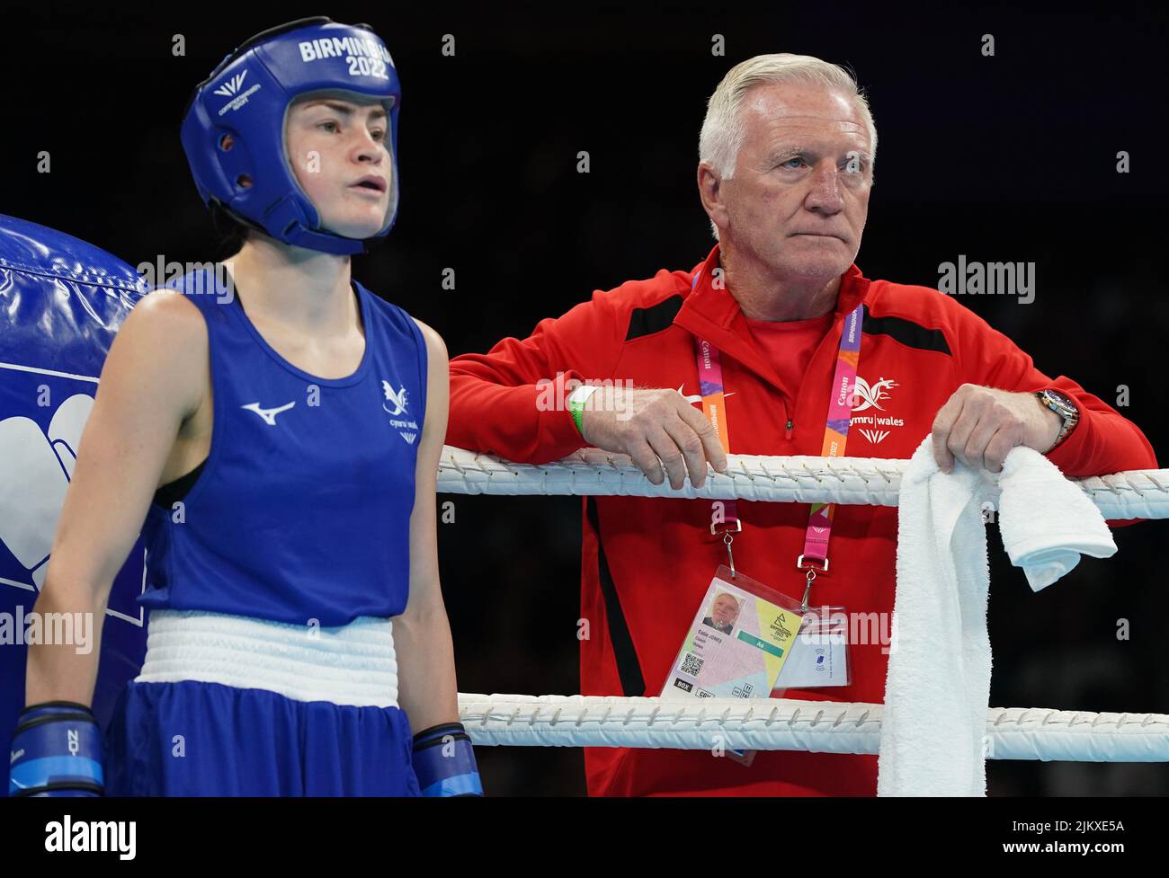 Wales coach Colin Jones looks on during India's Zareen Nikhat and Wales' Helen Jones (blue) during the Women’s Over 48kg-50kg (Light Fly) - Quarter-Final 4 at The NEC on day six of the 2022 Commonwealth Games in Birmingham. Picture date: Wednesday August 3, 2022. Stock Photo