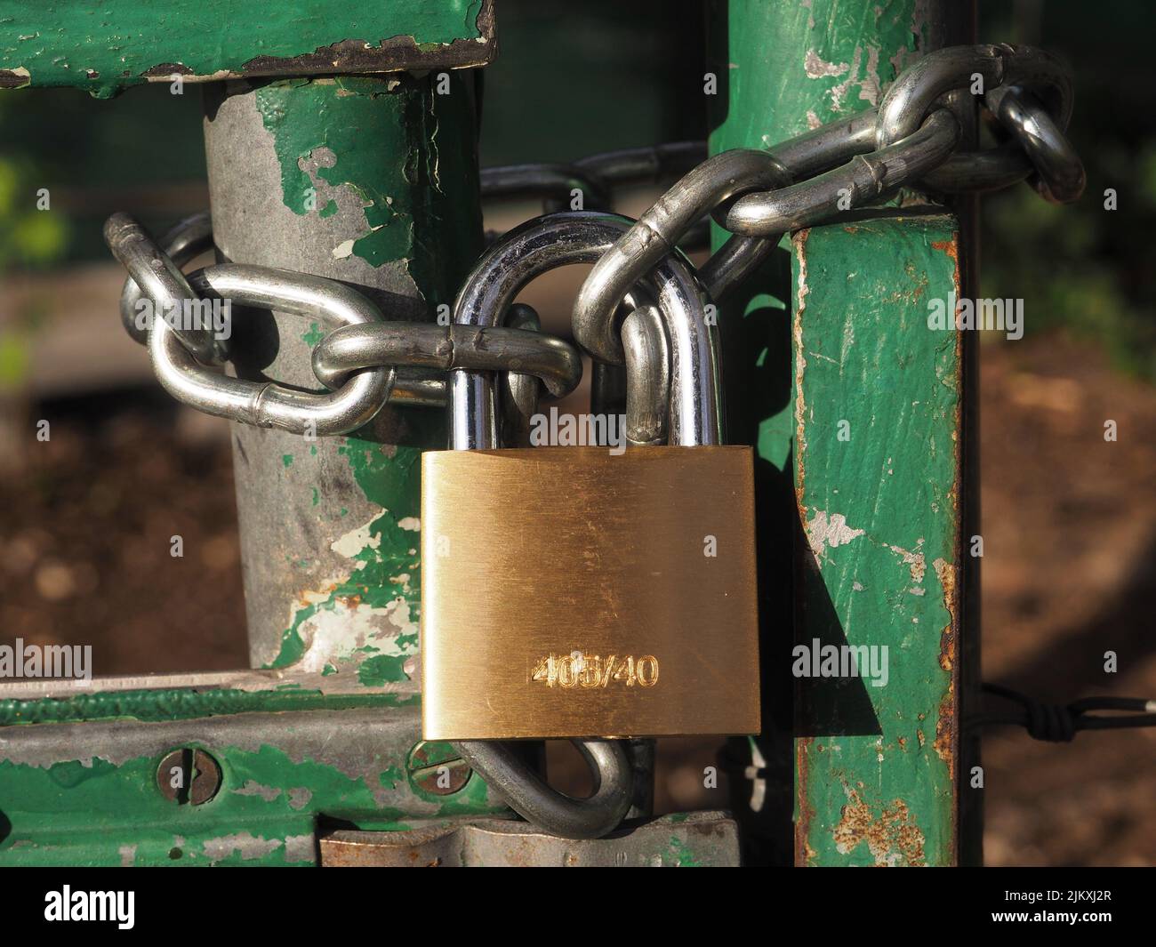 Metal Chain Lock on a green old metal door makro Stock Photo Alamy