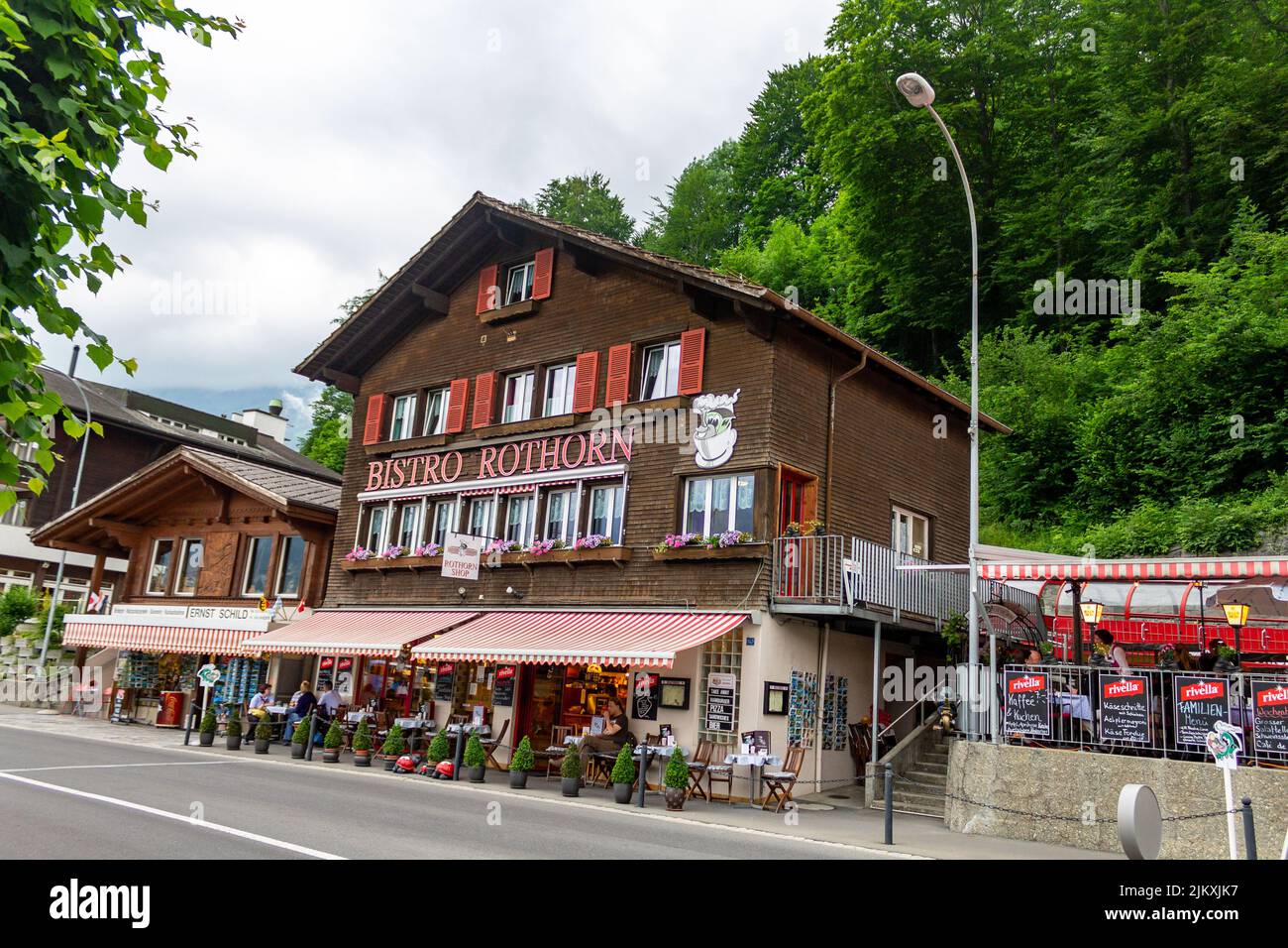 The cottage with the inscription of Bistro Rothorn against the green