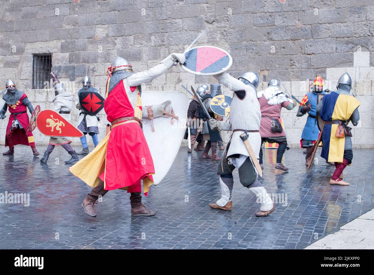 Guerreros Medievales representando una batalla medieval Stock Photo