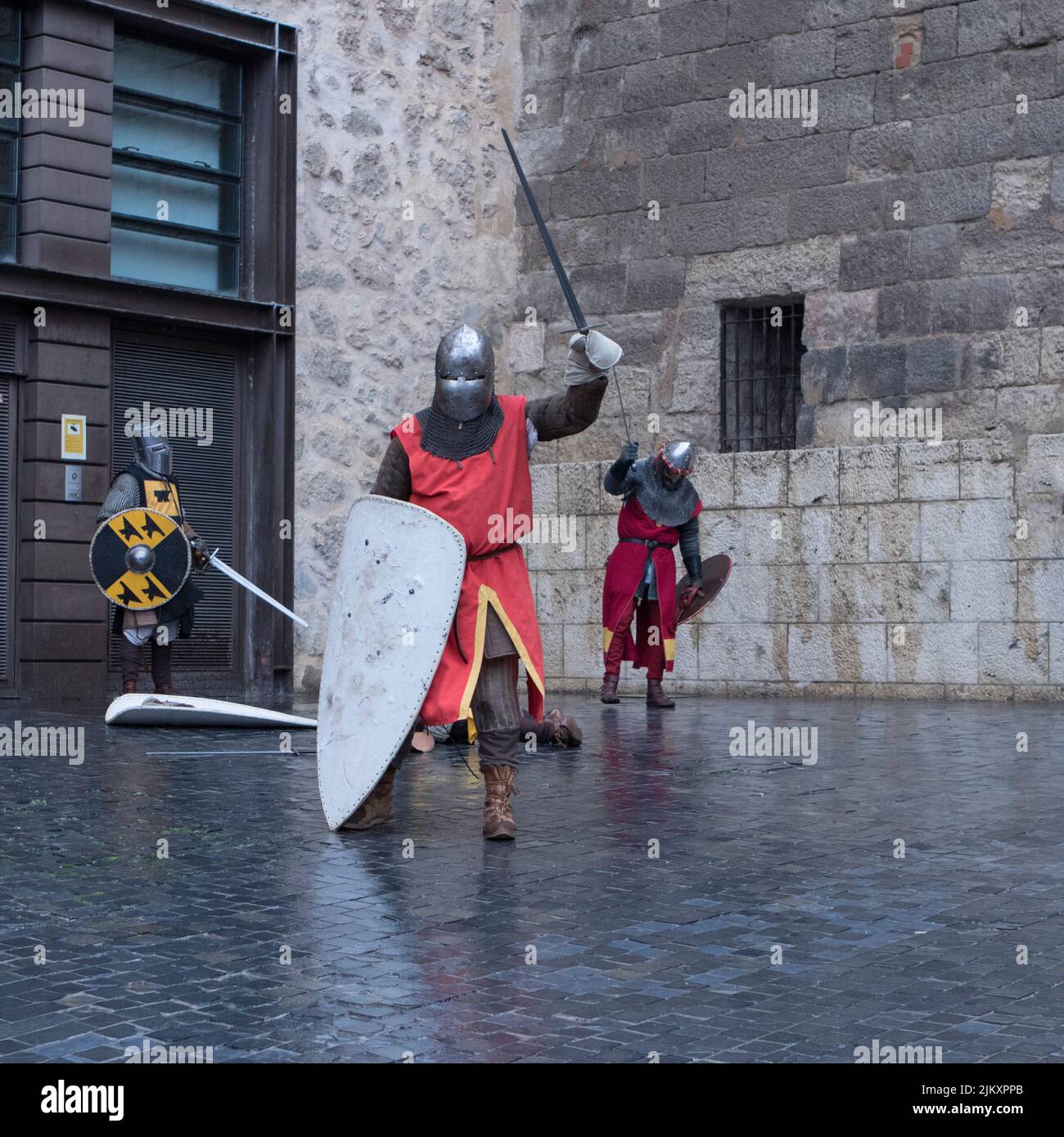 Guerreros Medievales representando una batalla medieval Stock Photo