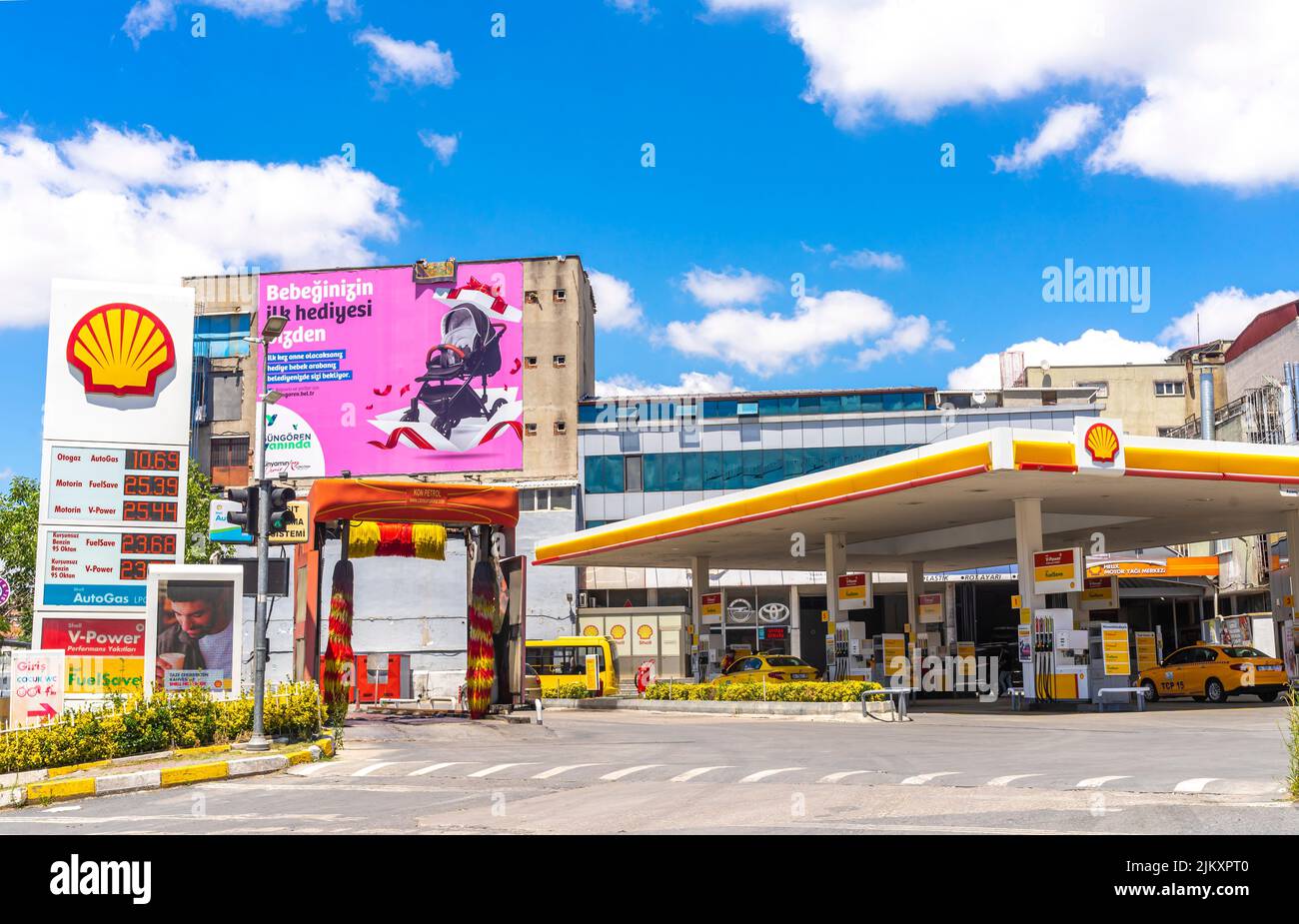 Shell gas petrol station,  Esenler, İstanbul, Turkey Stock Photo