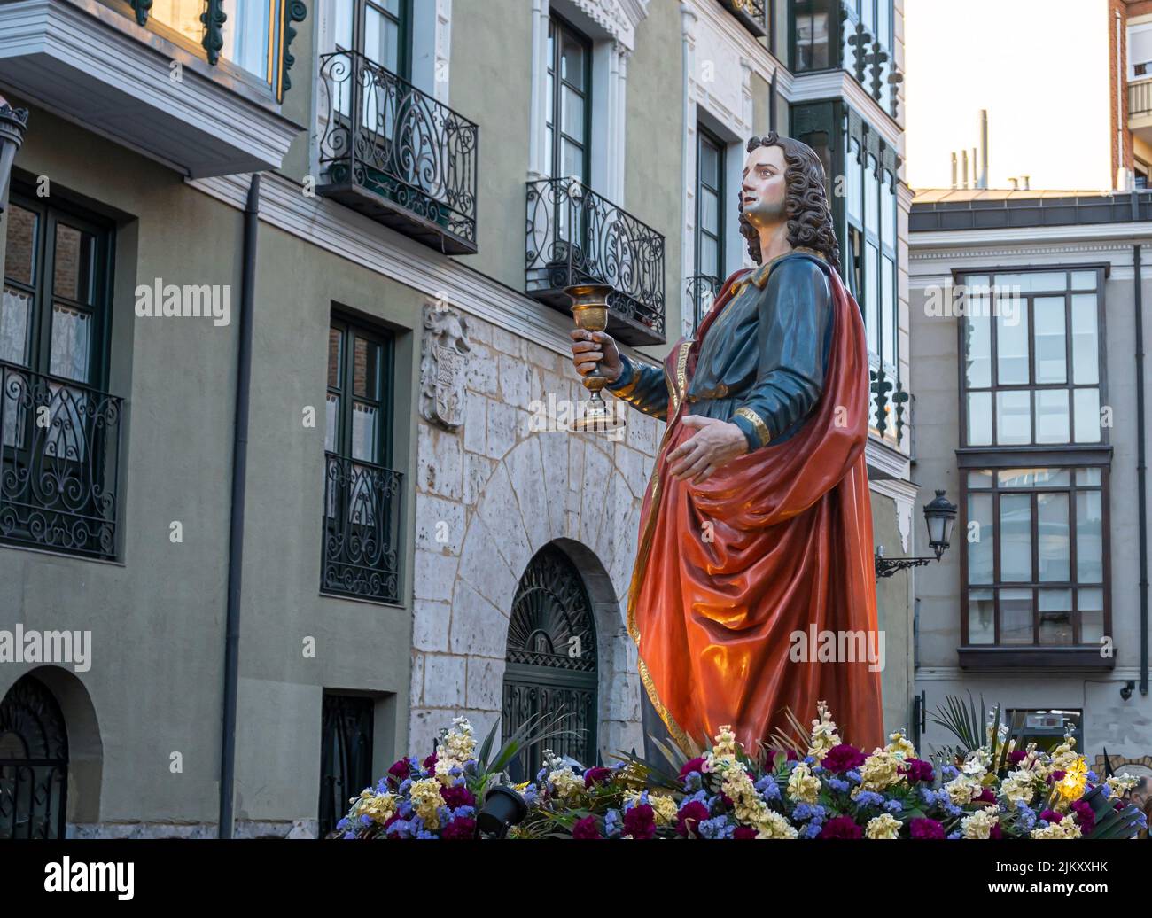 Semana santa Valladolid, paso en procesión de san Juan evangelista del siglo XVIII saliendo de la iglesia de san Martin durante el viernes santo Stock Photo