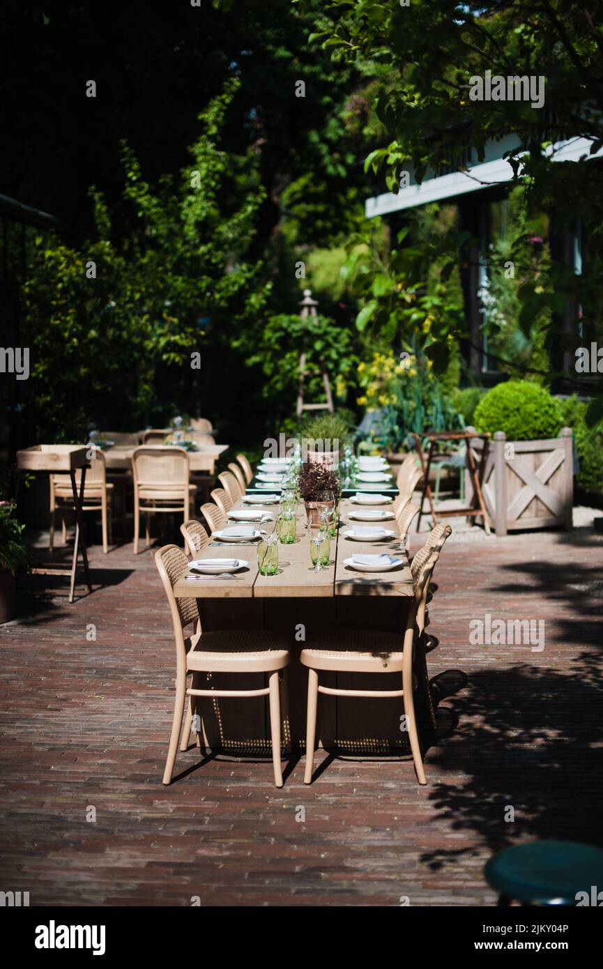 An atmospheric cozy shot of outdoor restaurant setting Stock Photo