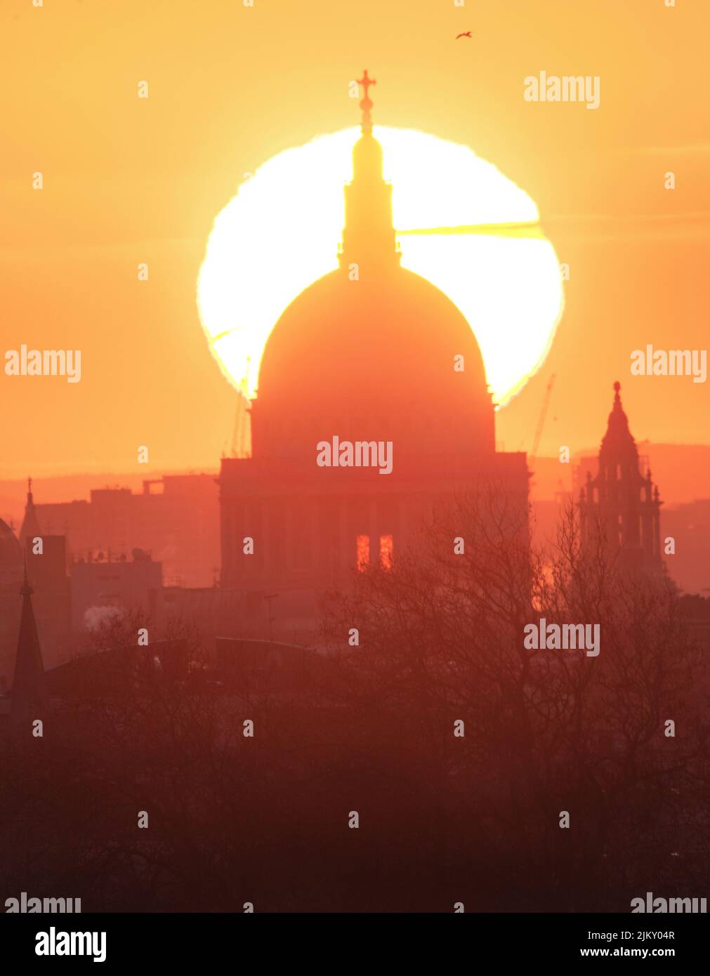 Photographer Mara Leite captured this stunning sunrise over St Paul's Cathedral, taken from Primrose Hill in London, United Kingdom Where: London, United Kingdom When: 20 Jan 2022 Credit: Mara Leite/WENN Stock Photo