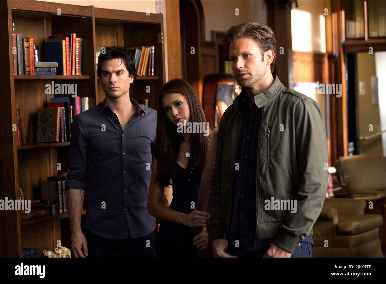 IAN SOMERHALDER, NINA DOBREV, MATTHEW DAVIS, THE VAMPIRE DIARIES : SEASON 2, 2010 Stock Photo