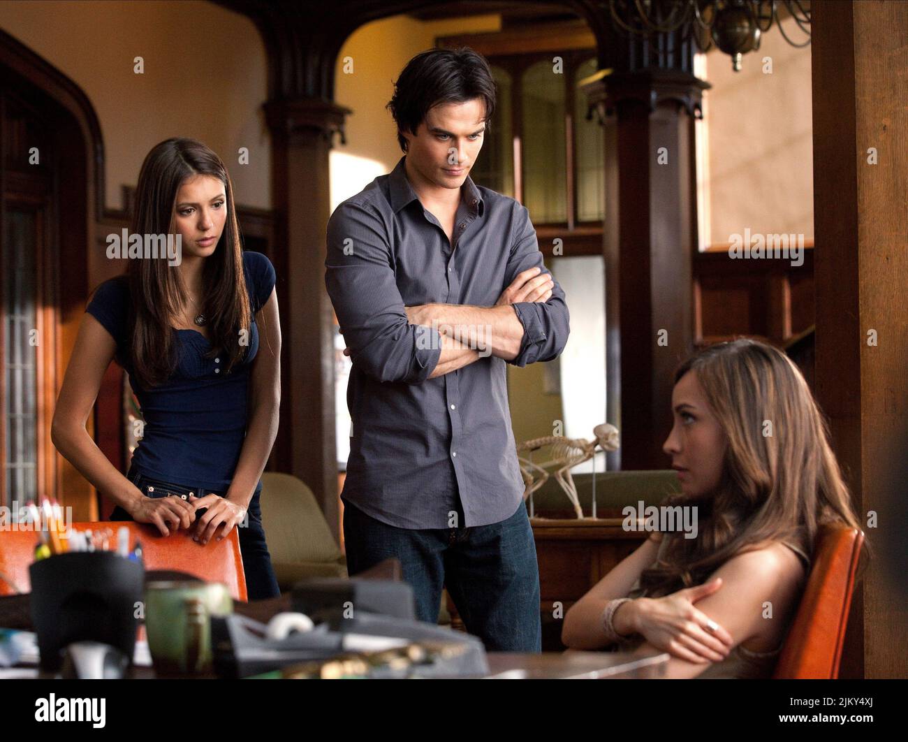 NINA DOBREV, IAN SOMERHALDER, COURTNEY FORD, THE VAMPIRE DIARIES : SEASON 2, 2010 Stock Photo