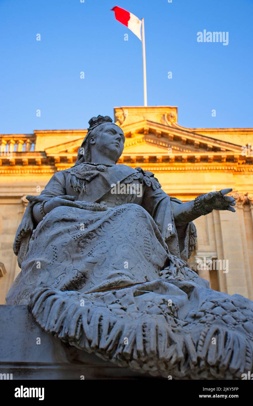 A statue of Queen Victoria on the background of the library on Republic square in Malta Stock