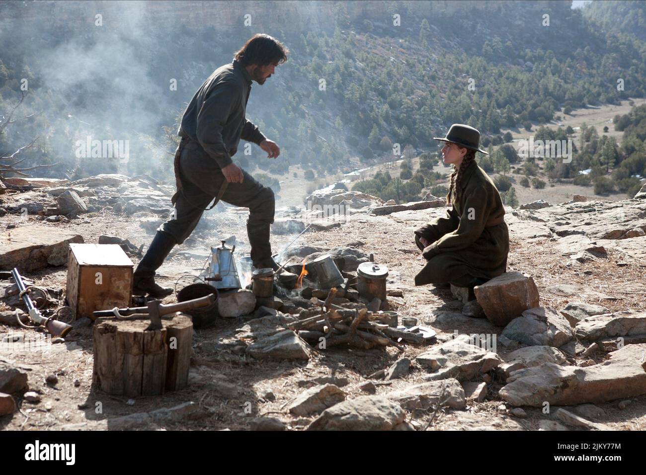 JOSH BROLIN, HAILEE STEINFELD, TRUE GRIT, 2010 Stock Photo - Alamy