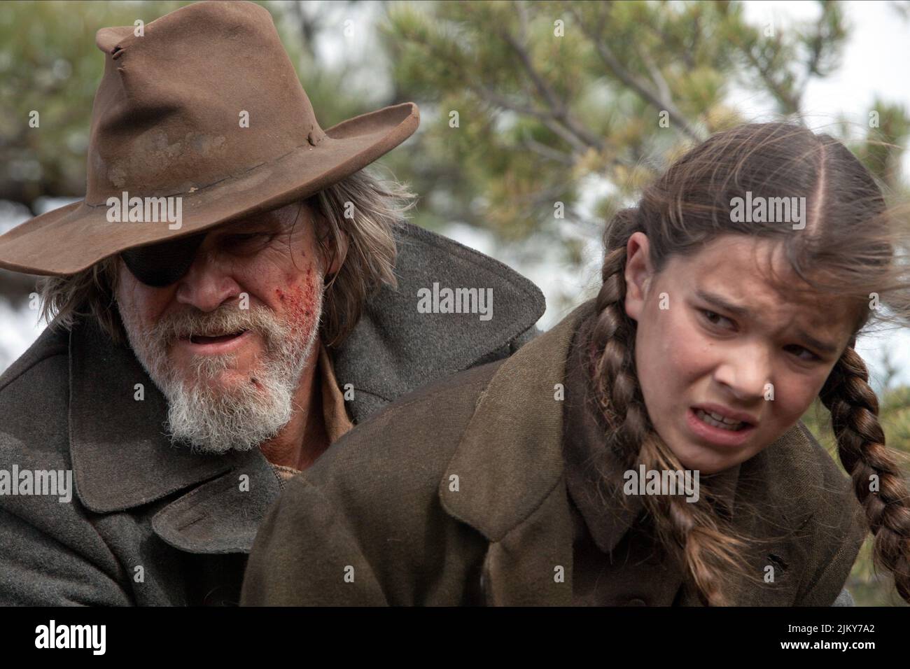 JEFF BRIDGES, HAILEE STEINFELD, TRUE GRIT, 2010 Stock Photo Alamy