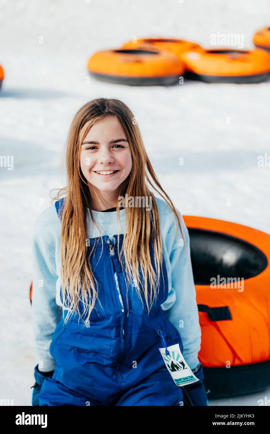Kids playing the Snow and Tubing Stock Photo Alamy