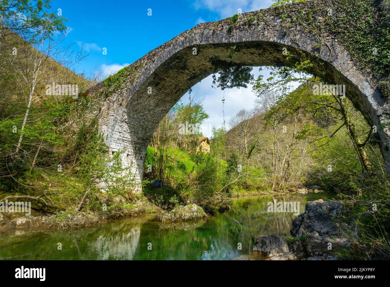 Roman bridge on the path between the Tornin to the Olla de San Vicente