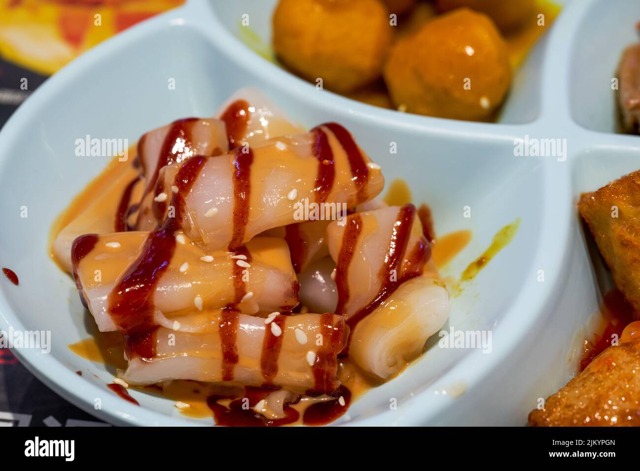 A delicious Hong Kongstyle tea restaurant dish, mixed sauce rice rolls