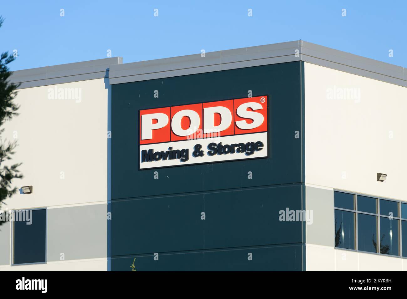 Everett, WA, USA - August 01, 2022; Sign on building corner for PODS Moving and Storage company Stock Photo