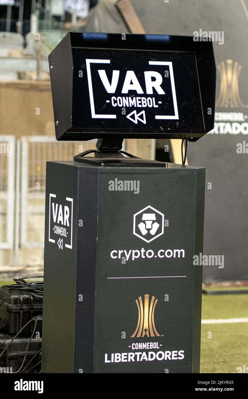 MG - Belo Horizonte - 08/03/2022 - LIBERTADORES 2022 ATLETICO -MG X  PALMEIRAS - Referee XXXX consults VAR (video resource) during a match  between Atletico-MG and Palmeiras at Mineirao stadium for the
