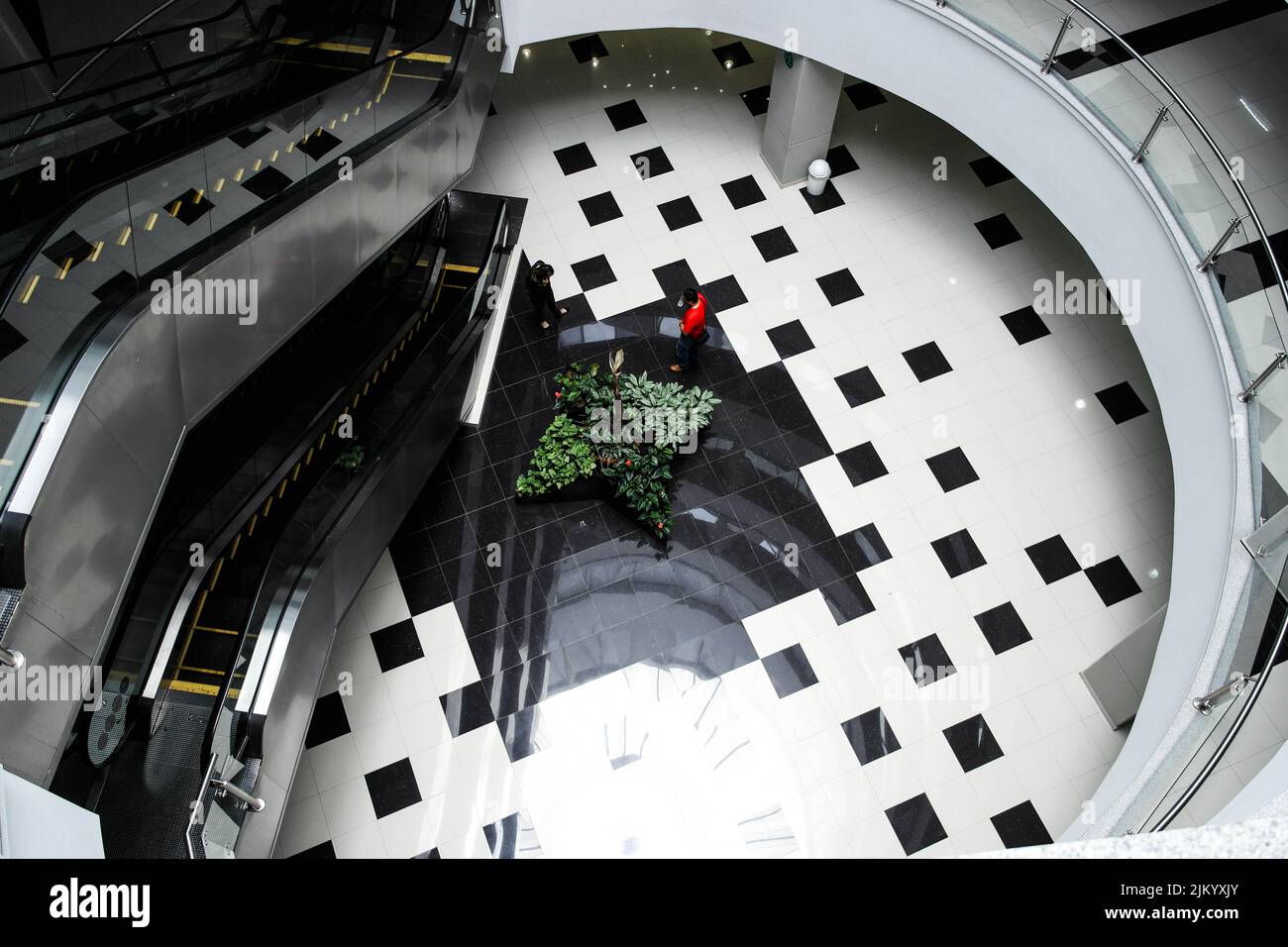 Shopping mall people top view hi-res stock photography and images - Alamy