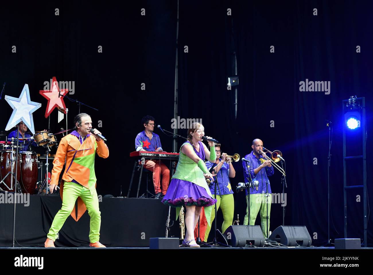 pau-and-jana-sing-along-with-their-musicians-from-mermelada-band-during