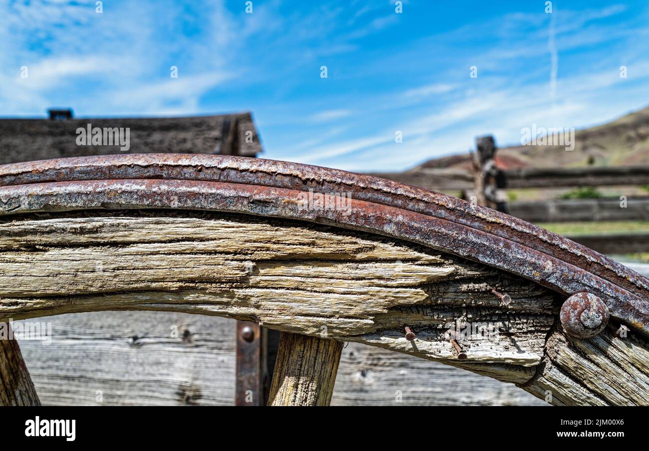 Weathered wooden wagon wheel hi-res stock photography and images - Alamy