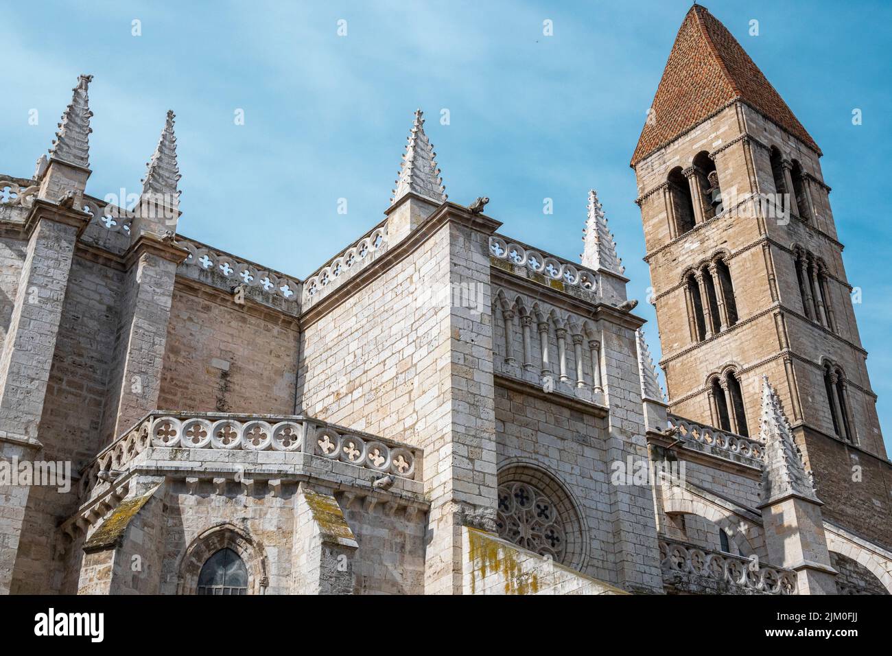 Fachada norte de la iglesia románica y gótica de santa María la antigua en Valladolid con su característico campanario Stock Photo