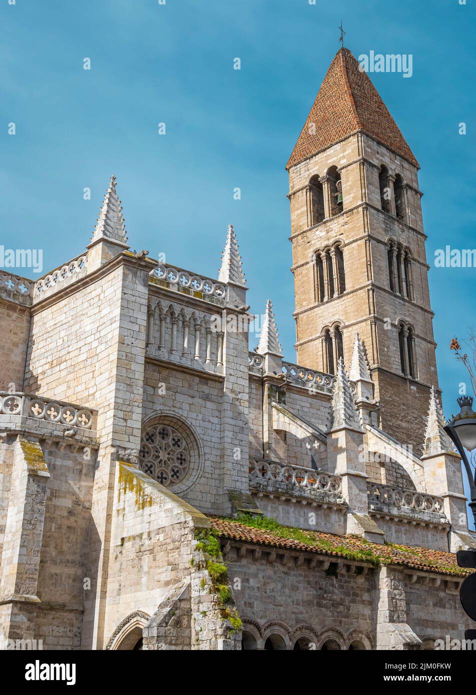 Fotografía vertical de la parte norte de la iglesia de santa María la antigua en Valladolid, España Stock Photo