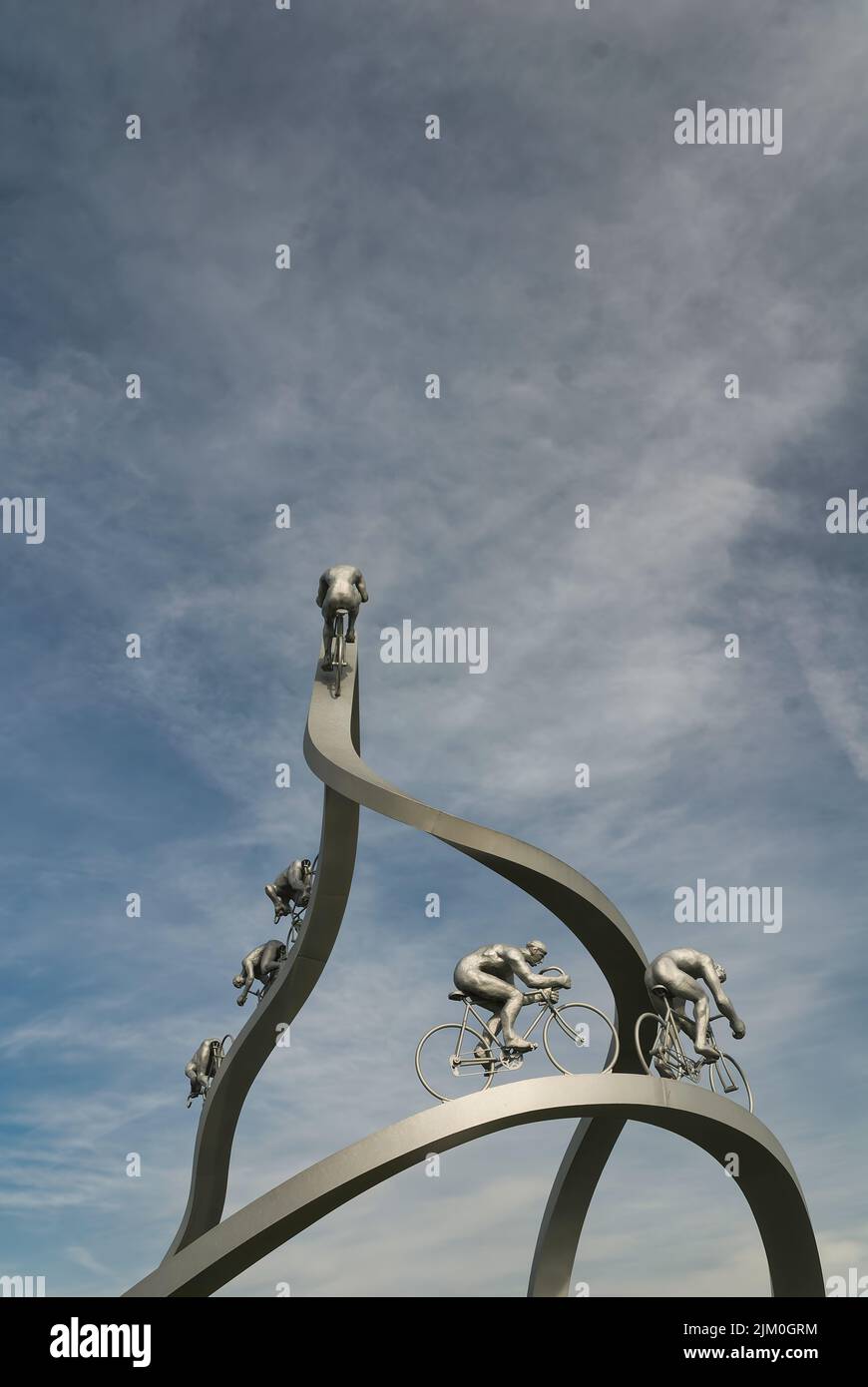 Sculpture on a German rest area symbolizing teamwork, echoing the imagined collaboration between Zinedine Zidane and Lionel Messi as coach and player