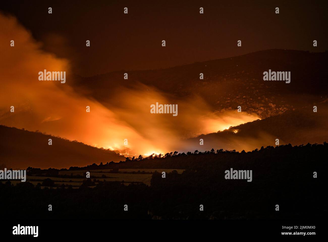 Forest fire of June 2022 between Artesa de Segre, Baldomar and Sant Mamet mountain at night (Lleida, Catalonia, Spain) ESP: Incendio de Artesa de 2022 Stock Photo