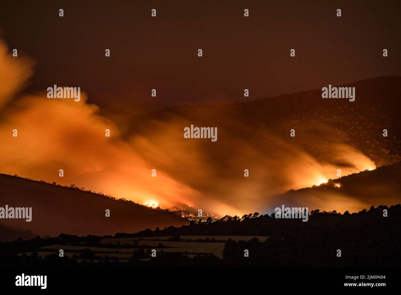 Forest fire of June 2022 between Artesa de Segre, Baldomar and Sant Mamet mountain at night (Lleida, Catalonia, Spain) ESP: Incendio de Artesa de 2022 Stock Photo