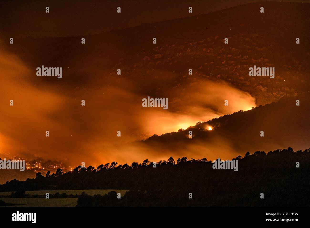 Forest fire of June 2022 between Artesa de Segre, Baldomar and Sant Mamet mountain at night (Lleida, Catalonia, Spain) ESP: Incendio de Artesa de 2022 Stock Photo