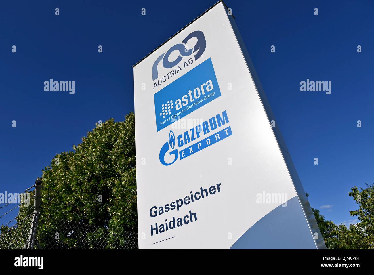 Strasswalchen, Deutschland. 02nd Aug, 2022. Sign at the entrance gate of the Haidach gas storage facility on August 2nd, 2022. RAG Austria AG, Gazprom, Astora. ?SVEN SIMON Photo Agency GmbH & Co. Press Photo KG # Princess-Luise-Str. 41 # 45479 M uelheim/R uhr # Tel. 0208/9413250 # Fax. 0208/9413260 # GLS Bank # BLZ 430 609 67 # Account 4030 025 100 # IBAN DE75 4306 0967 4030 0251 00 # BIC GENODEM1GLS # www.svensimon.net. Credit: dpa/Alamy Live News Stock Photo