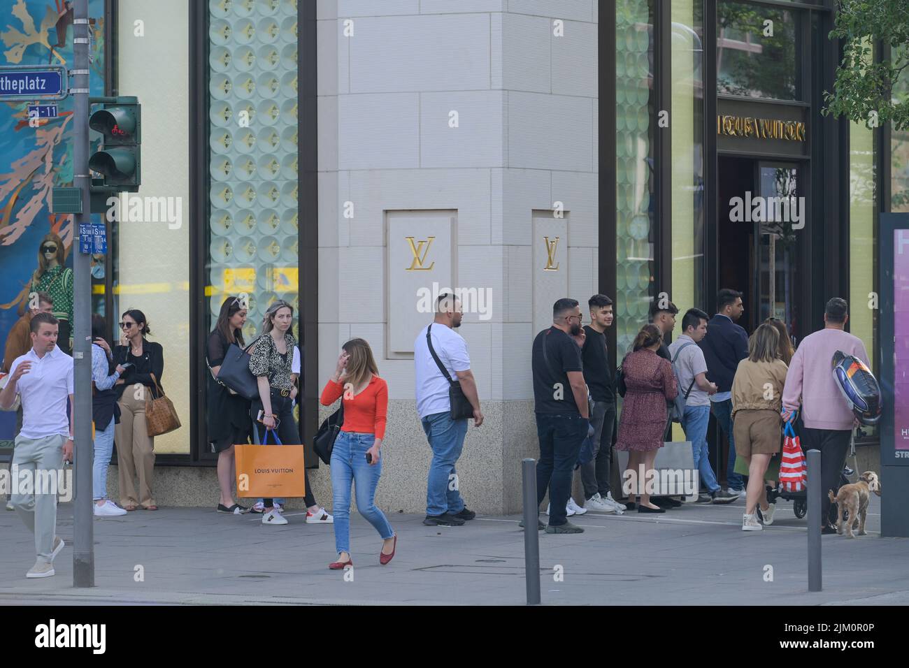 Warteschlange, Louis Vuitton, Einkaufen, Menschen, Goethestraße, Frankfurt am Main, Hessen, Deutschland Stock Photo