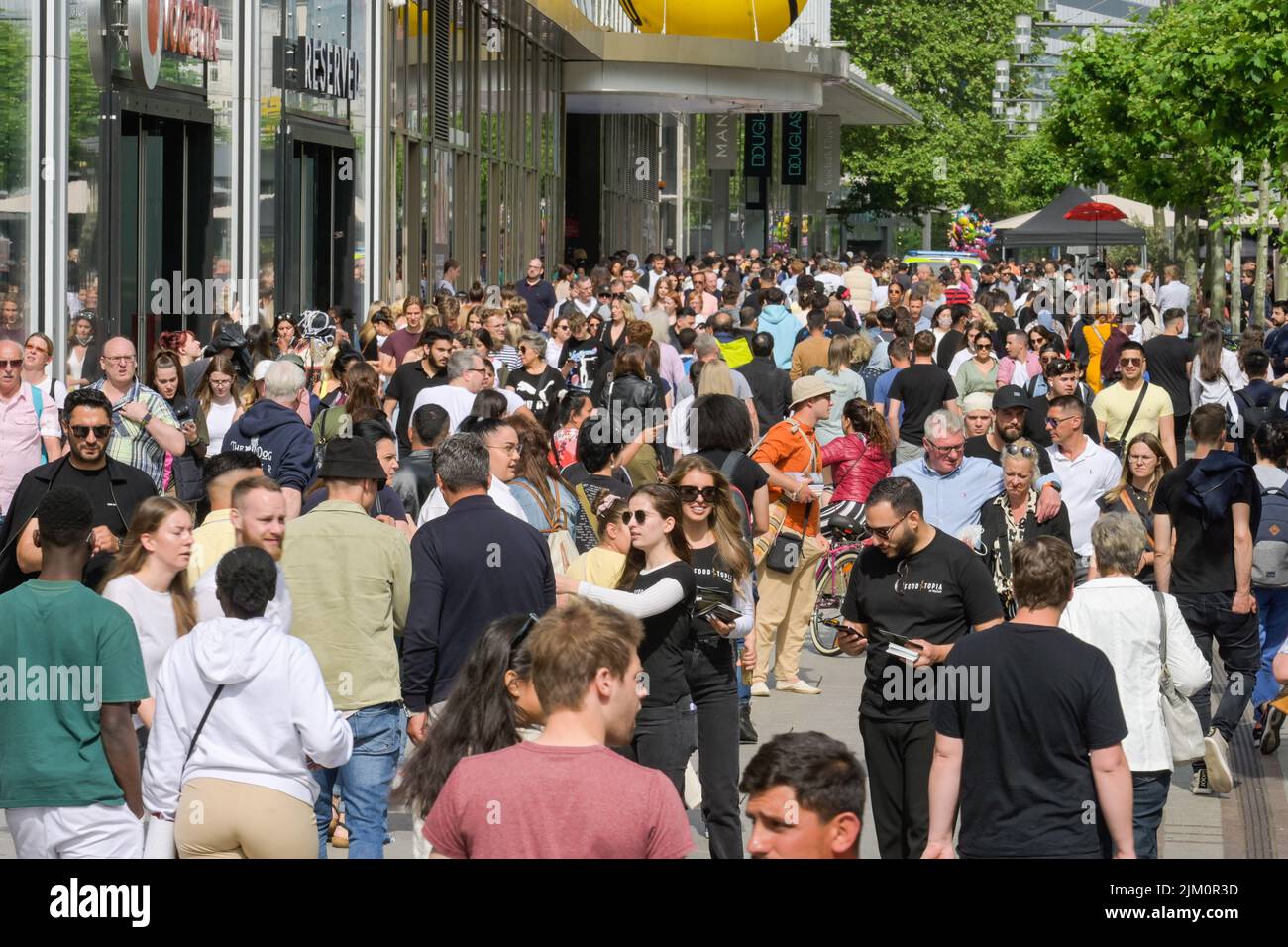 Menschenmenge, Passanten, Einkaufsstraße, Zeil, Frankfurt am Main, Hessen, Deutschland Stock Photo